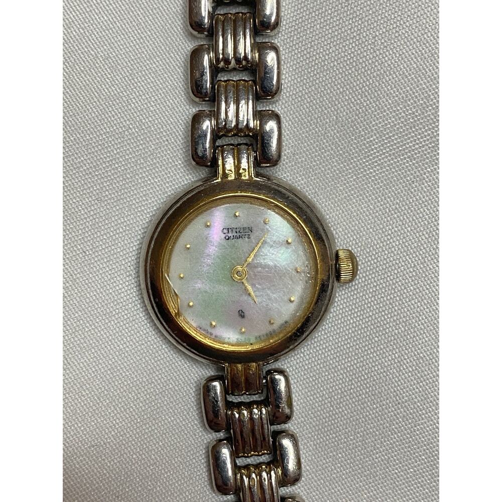 Vintage Citizen Women's Watch Two Tone Gold Silver Mother of Pearl Dial 3220 Y2K